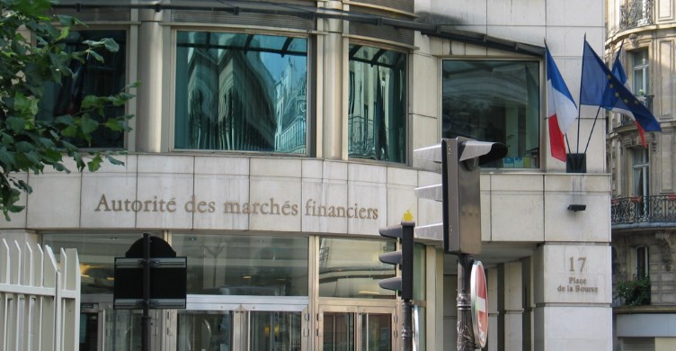 par votre banque ou l’AMF.