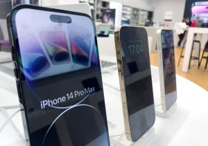 Apple Inc a surpris les investisseurs cette semaine avec une augmentation des ventes d'iPhone.